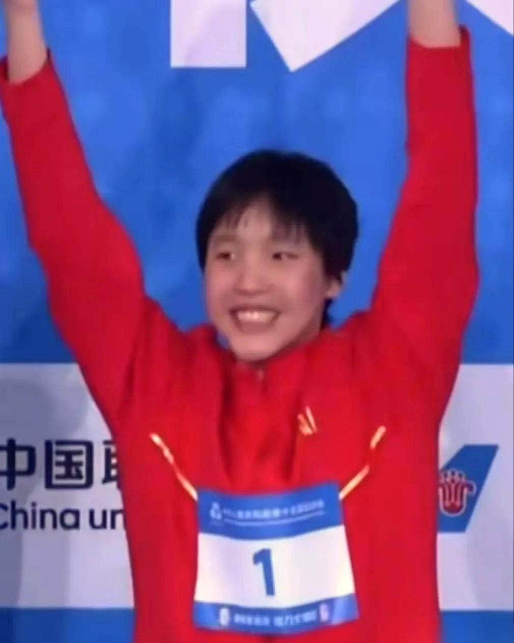 今晚这事儿，怎么说呢，有点离谱了。一个13岁的小姑娘。在全运会，直接干碎了2