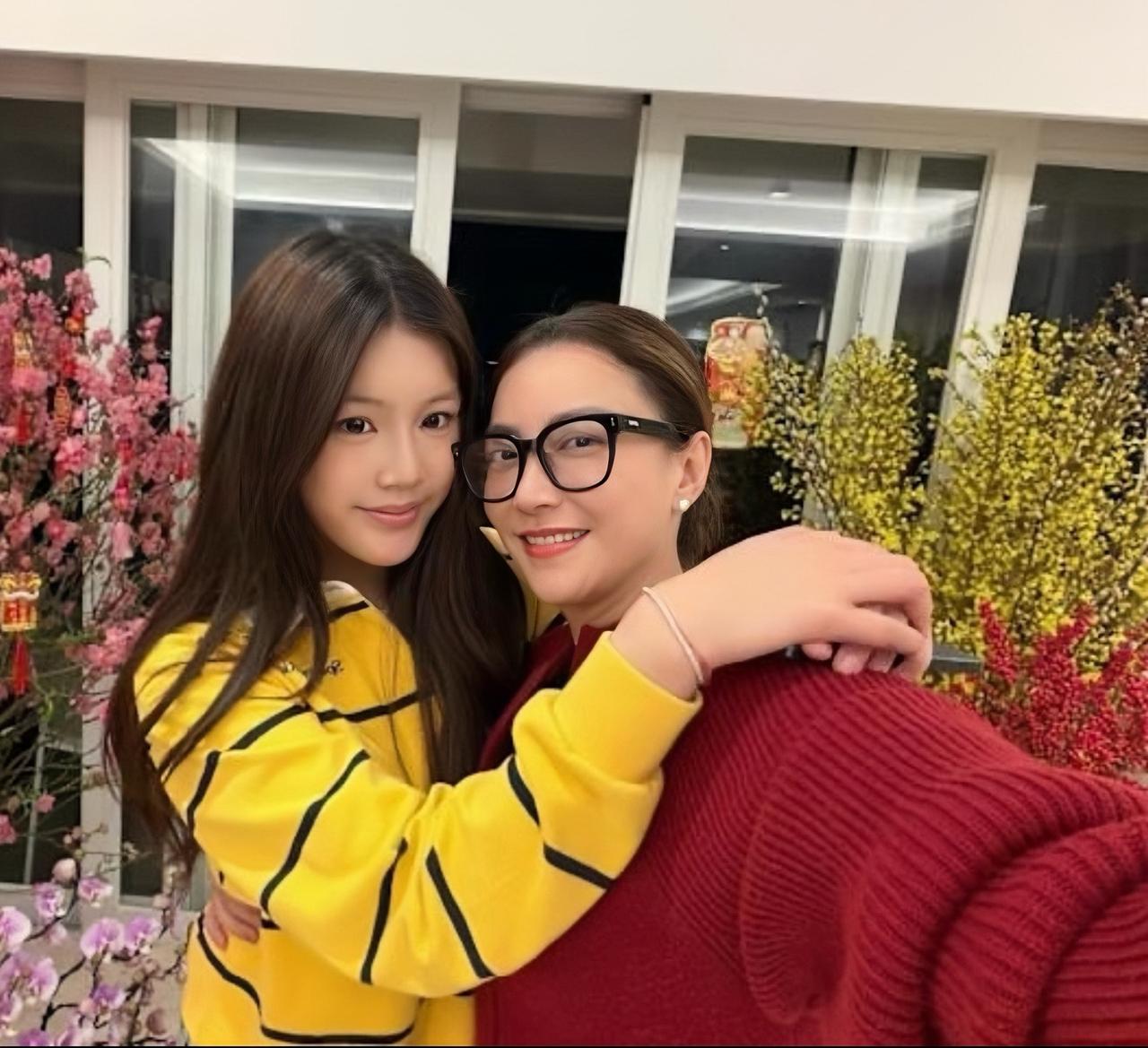 霍汶希与女儿近照，霍汶希作为香港金牌经纪人，与艺人相处的时候，就像大姐姐一样。