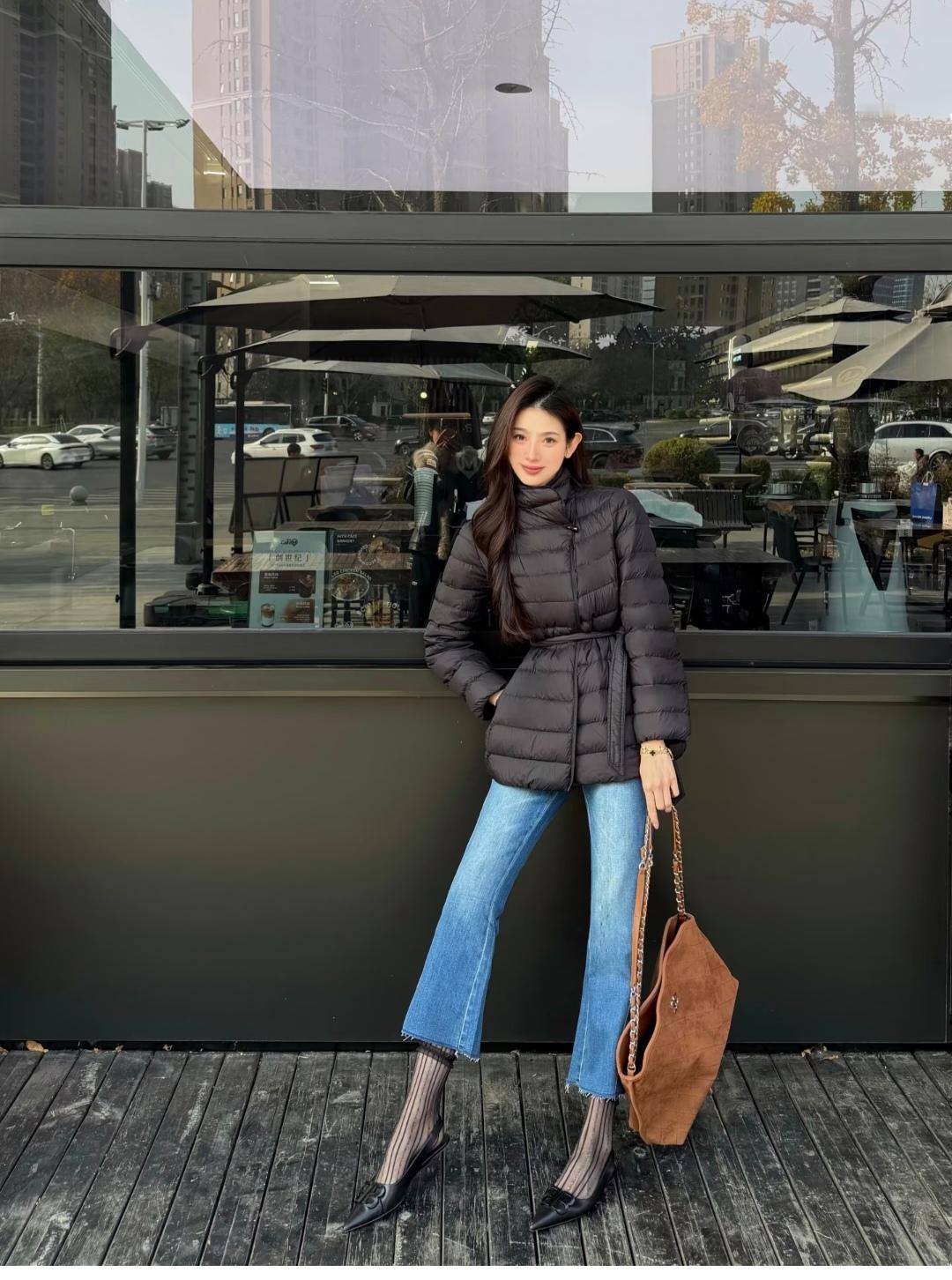 是裤子太短了，还是脚太大了？袜子叠穿倒是很好看。