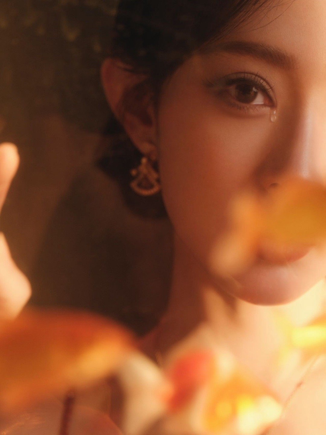 孟子义穿ES 孟子义的红，是今夜最难忘的颜色。ES高定勾勒出曼妙曲线，眼角一滴泪