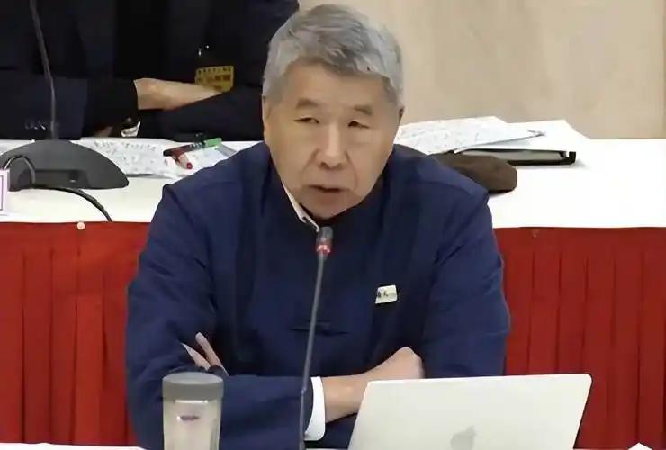 张亚中曾说：国民党有四种，第一是美国国民党，代表人物是朱立伦。主张亲美，一切都从