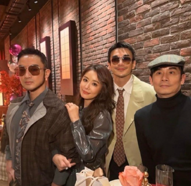 林心如在台北办50岁生日派对，她留着一头卷发，化着精致的妆容，脸部保养得宜，看起