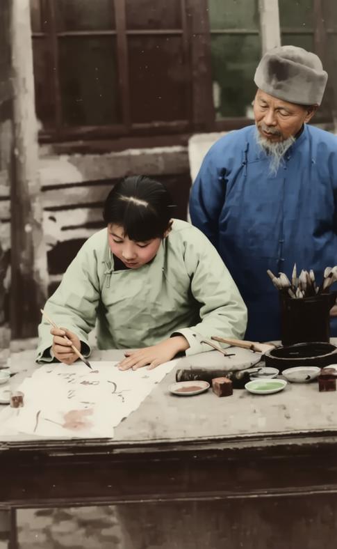 这张照片记录了国画大师齐白石指导侧室胡宝珠作画的珍贵瞬间。照片中这位年轻的女子