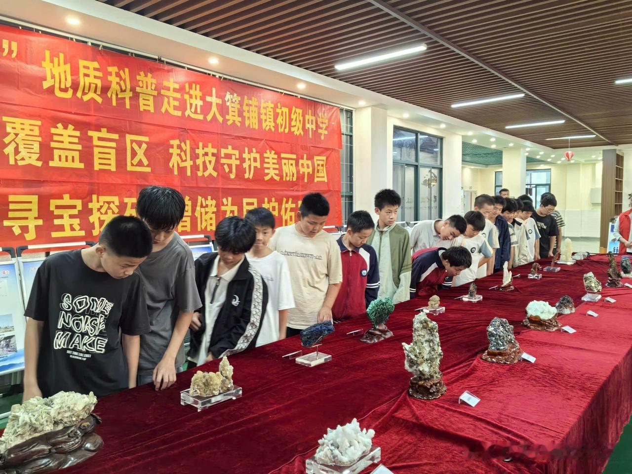 民间流传不少象棋谚语，句句凝练棋理。“马逢边必死，炮不轻发”点明子力走位忌讳；“