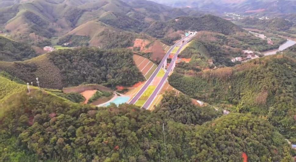 广西的交通发展很快了，又近年末了。这里又有三大高速公路即将通车，最近的一条就是巴