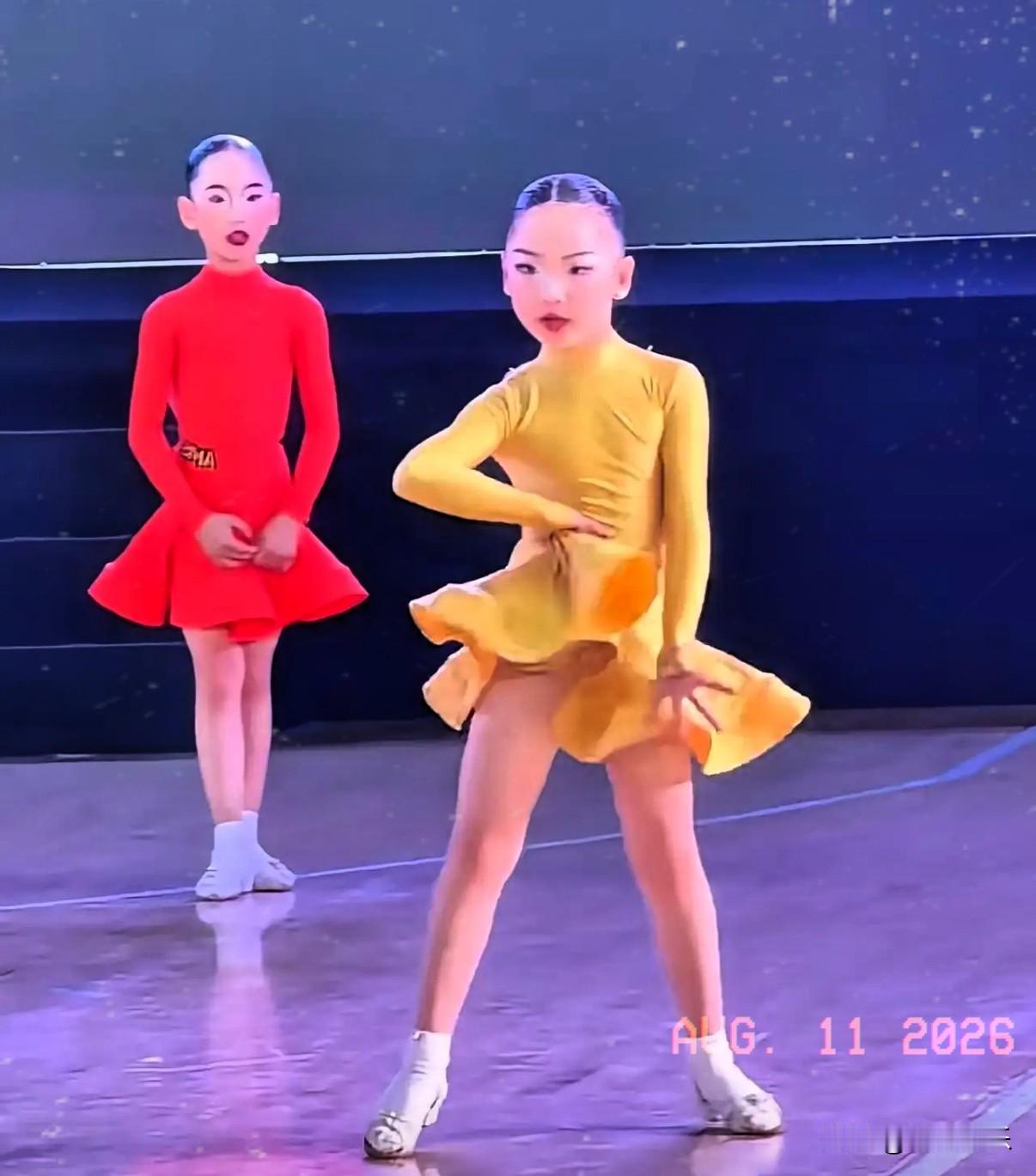 少儿拉丁舞推人事件终于迎来官方处理结果。视频里黄衣女孩正在跳舞，接连遭到对手两次