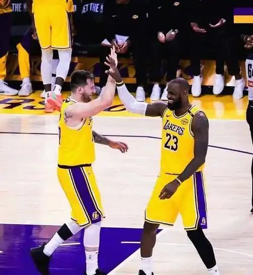 39岁的詹姆斯，三分线外杀疯了。这哪里是打球，分明是做生意。湖人管理层，账算