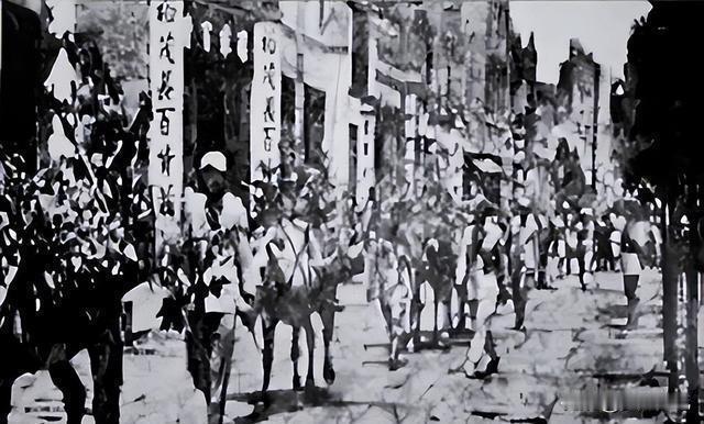 1949年老汉闯市政府认子，萧劲光当场怒斥！谁知背后藏28年心酸1949年
