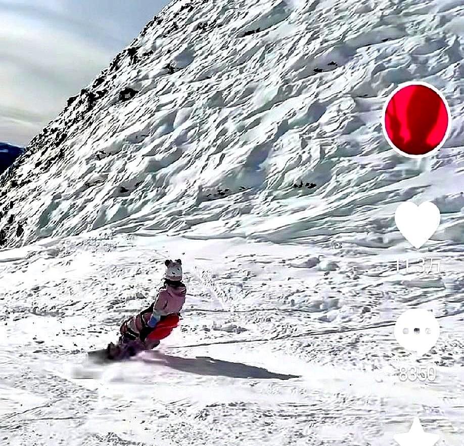 全红婵滑雪这事儿，比拿金牌还炸裂。2025年11月在阿勒泰，这妹妹穿着粉色滑