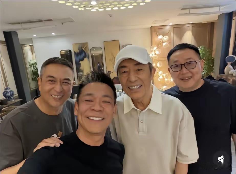 6月7日，张艺谋与妻子陈婷一同现身，二人同框的画面格外吸睛。如今45岁的陈婷穿搭