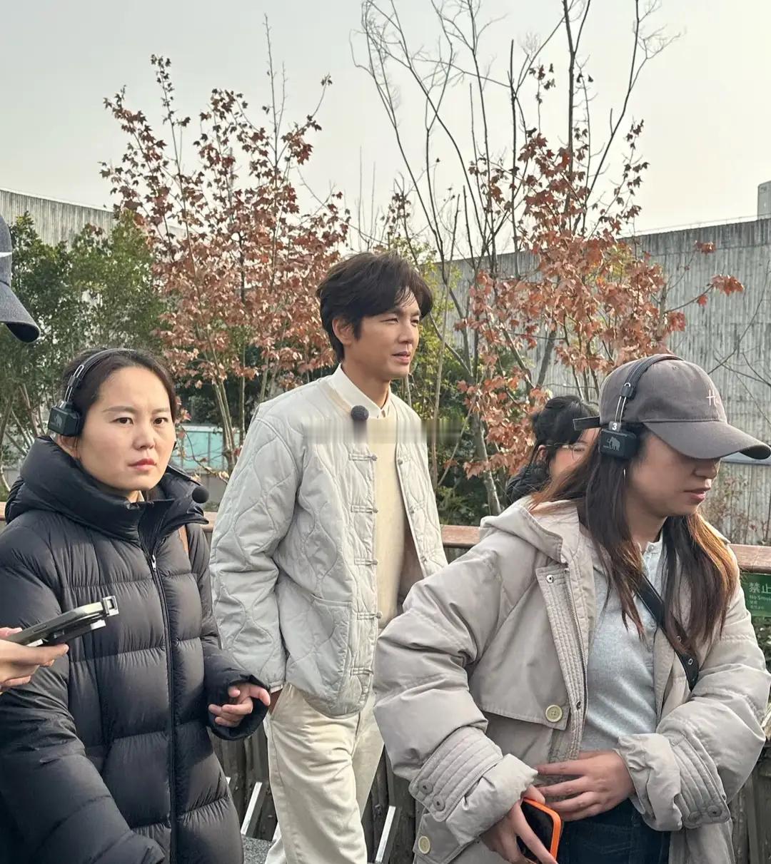 钟汉良现身四川熊猫基地，镜头追着他拍，他却举着相机对准大熊猫，眼神专注得像在捕捉