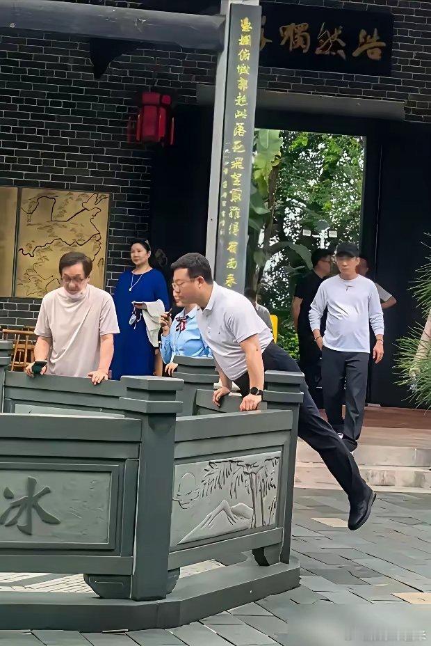 72岁的成龙，终于活明白了。生日这天，没派对，没宾客。他和43岁的房祖名，被拍