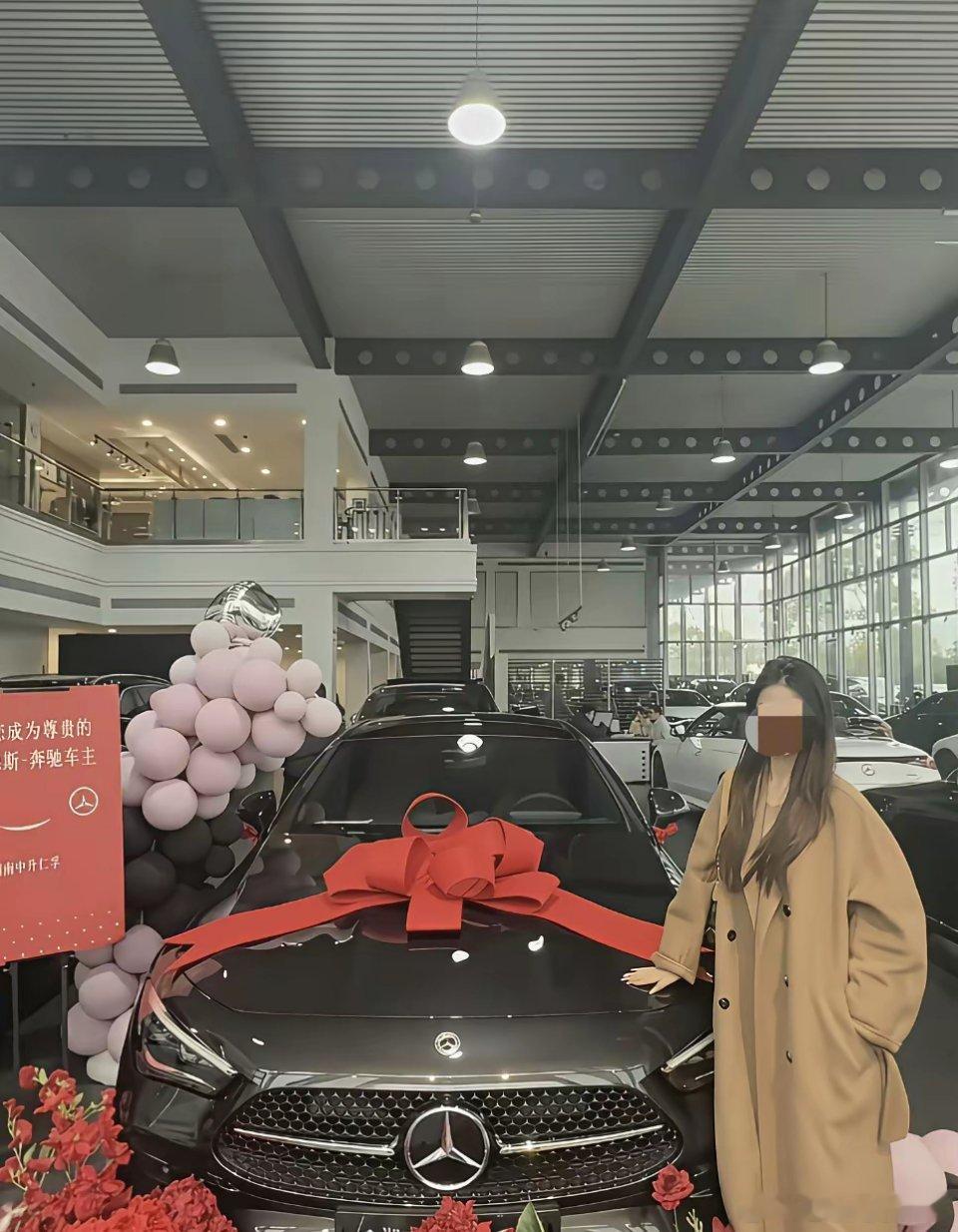 大家快帮这位美女出出主意！两小时前还在长沙兴冲冲提了奔驰，结果开回常德的路上，还