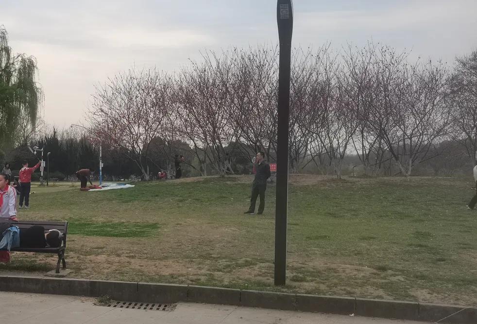 大龄剩女的悲哀：1，头发开始变白，2，身材开始走样，3，皮肤开始松弛，4
