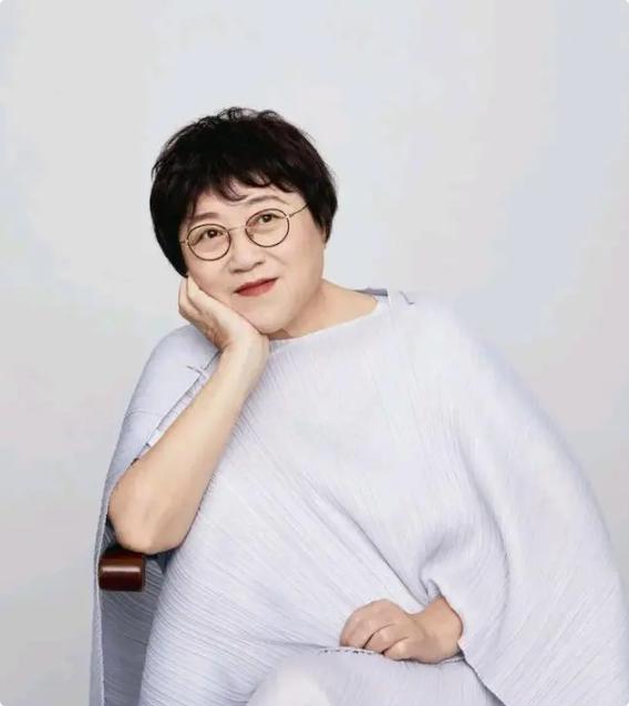 性学专家李银河说："千万不要在家闲着，即使没工作、没事干，也千万别躺平。因为人一