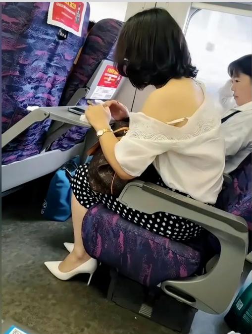 高铁上遇到这种情况要如何礼貌地提醒她呢！或者是她玩手机太过于专注了，导致衣服滑落