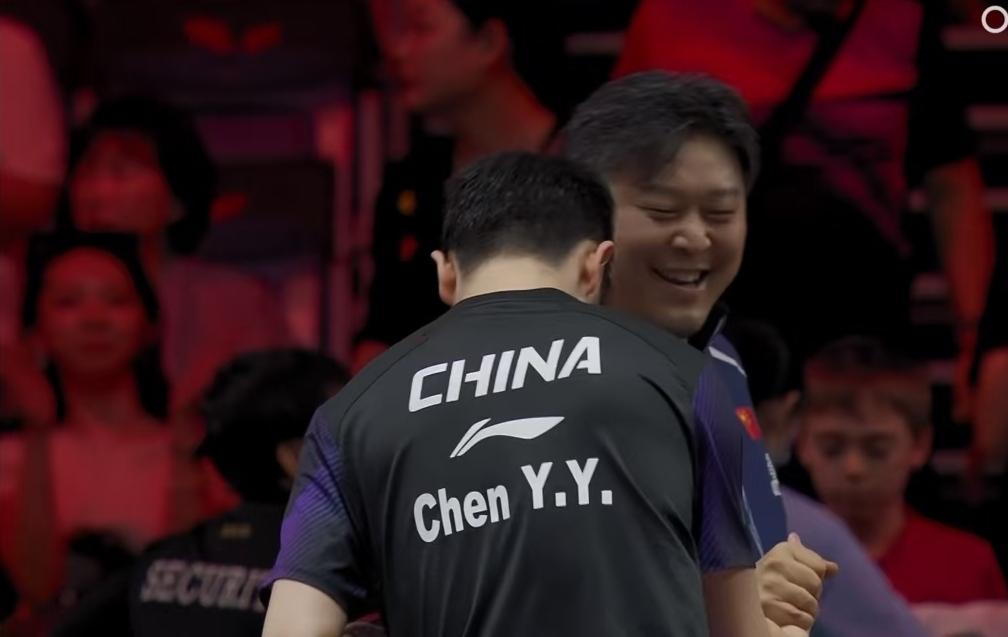 雨果爆冷！不敌中国队陈垣宇。教练孙逊，场边笑的合不拢嘴。感觉他比陈垣宇还要高兴