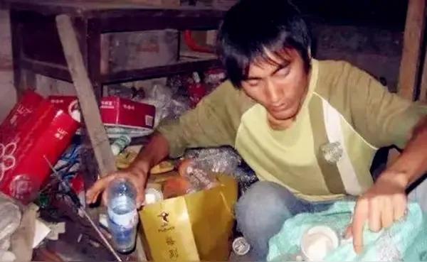 2007年，贵州某中学一个男生想复读，校长已经拒绝了他4次：“我都跟你说了，真不