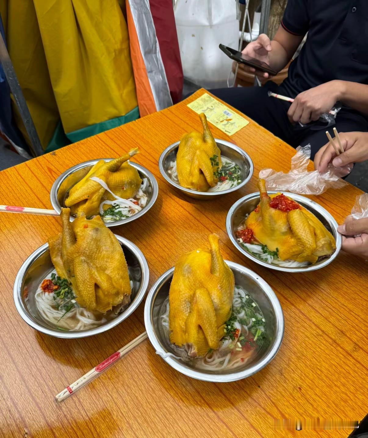 南宁很火的半边鸡粉，15-18块一碗，这种模式的粉店都怎么挣钱呢？南宁身边