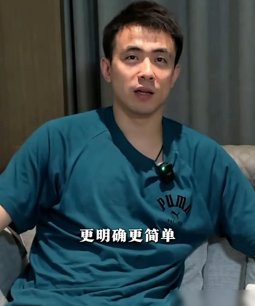 赵继伟捅破了中国男篮最大的窗户纸！他说现在队内缺真正能扛事的内外线核心，全队没主心骨。年轻球员像焦泊