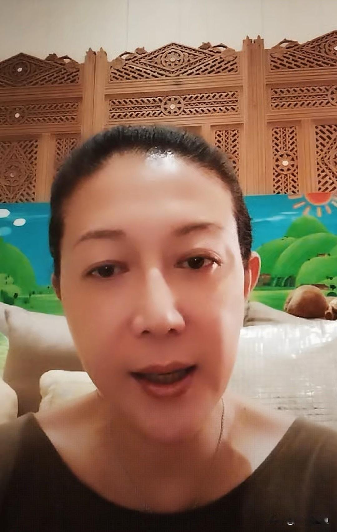 吴绮莉直播谈女儿，她知道女儿有妻子，但她也管不了，她表示女儿年龄小，对方很会哄人