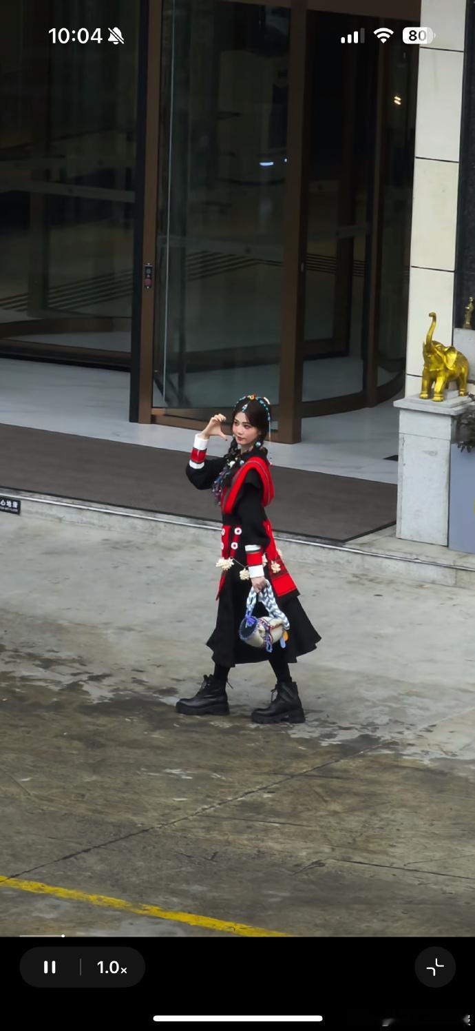 白鹿奔跑吧藏服上班look白鹿奔跑吧黑发藏服路透藏服背部刺绣超精致，白鹿黑发扎