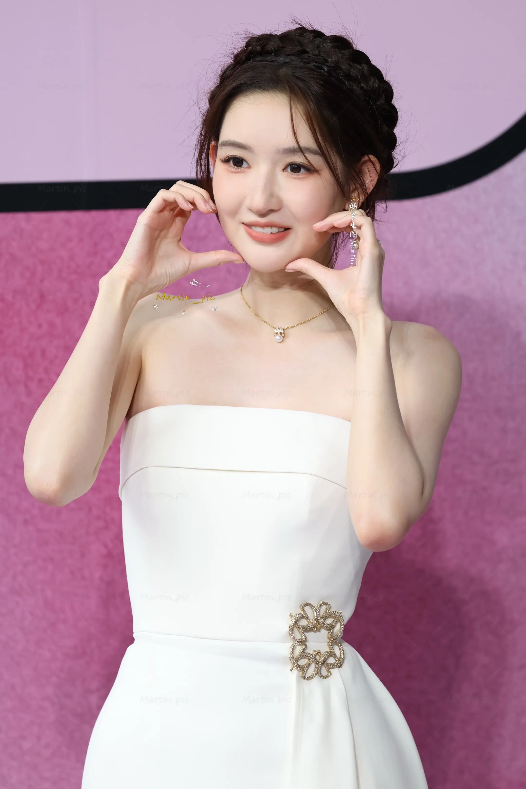 王玉雯花式比心生图这组生图最打动人的地方不是比心本身，是她比心时眼角带笑的样子