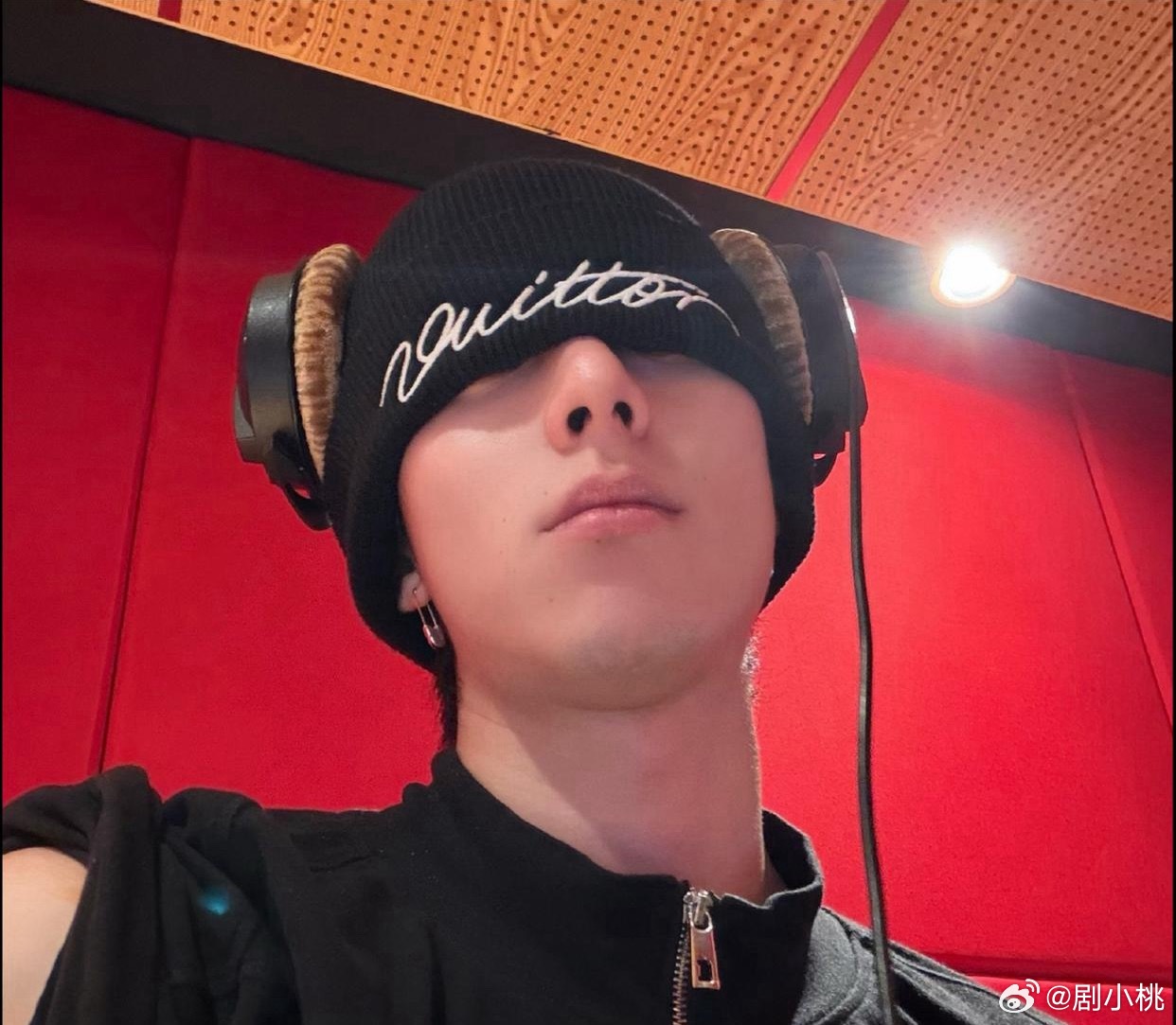 1.王鹤棣现在只要一出门就会有一堆狗仔盯着他的下体狂拍，他这个就和杨幂的臭脚一样