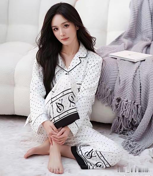 家人们，杨幂这脚也太绝了吧！真是赢在起跑线了！刷到她足部特写，脚趾又长又直，足弓