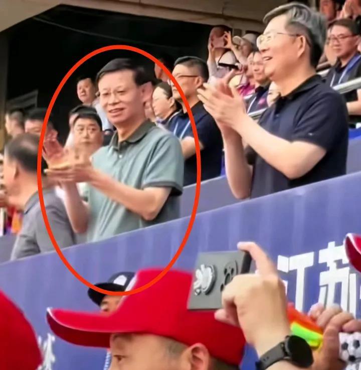 什么叫做“群众的运动群众做主”？苏超告诉你答案一把手看球，不致辞，不讲话，那