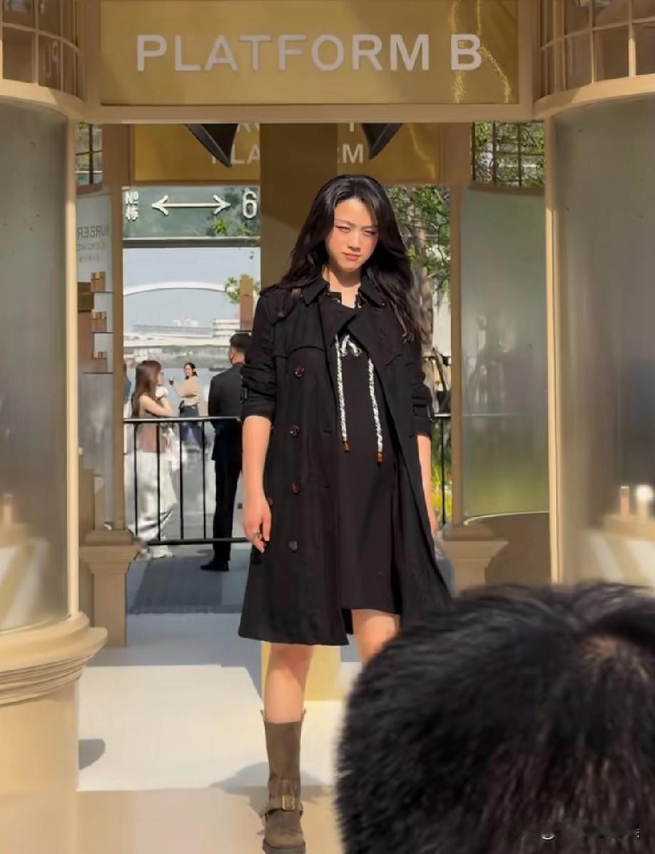 天呐，网友真是太神了，46岁汤唯居然真的怀二胎了！4月27日，汤唯现身上海参