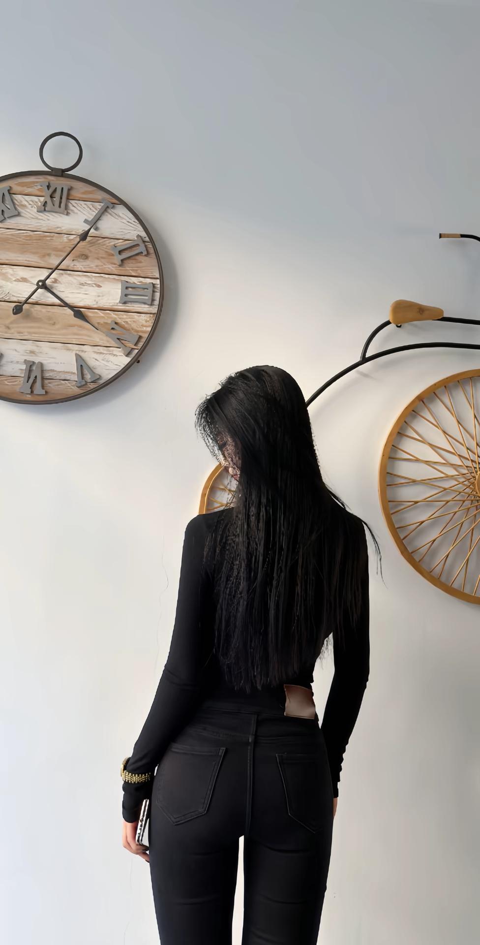 复古风穿搭，黑色紧身牛仔裤搭配长袖上衣，尽显时尚与优雅。