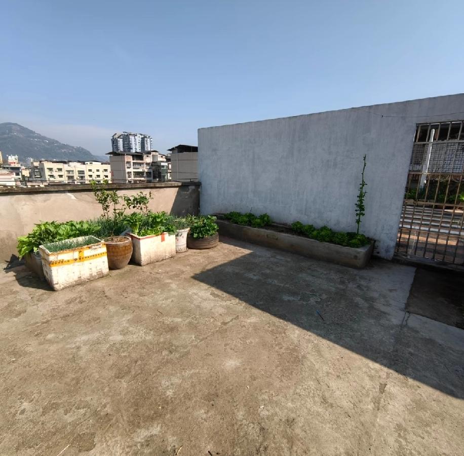 用了十几年别人家的顶楼，凭什么现在让我搬？真的被楼下邻居气到上头！这套房子买了好