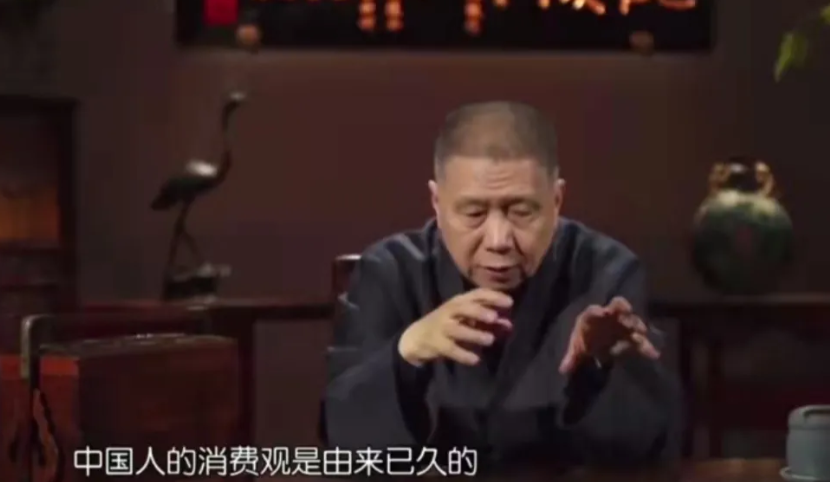 一次，马未都到瑞士一个小店买大衣，朋友告诉他：“这里的衣服很贵。”他看着店里简单