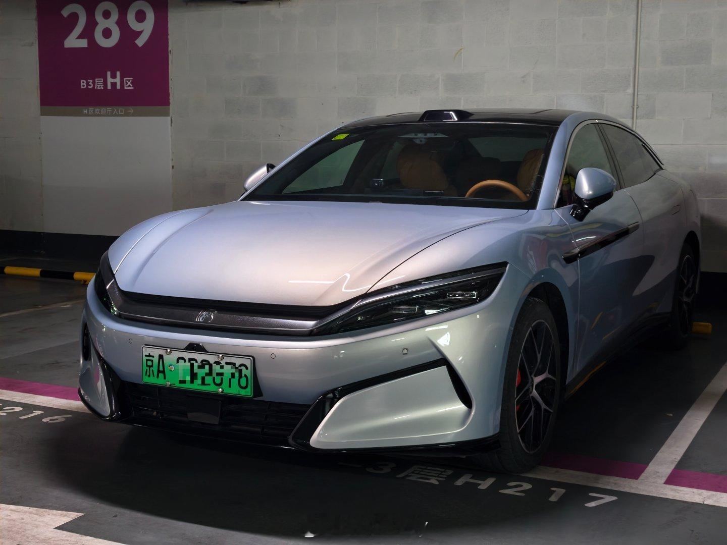 汉LEV四驱激光雷达旗舰型，下车泊入特别好用，我拿着的是传统的钥匙，一锁车车