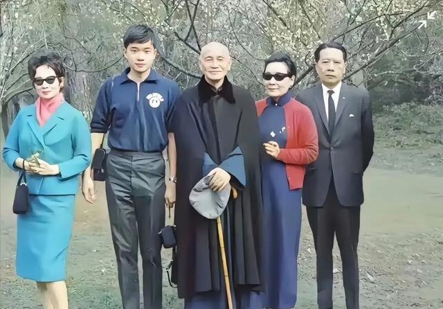 1966年，宋子安一家三口去看望三姐宋美龄，和姐夫蒋介石。从照片可以看出，196