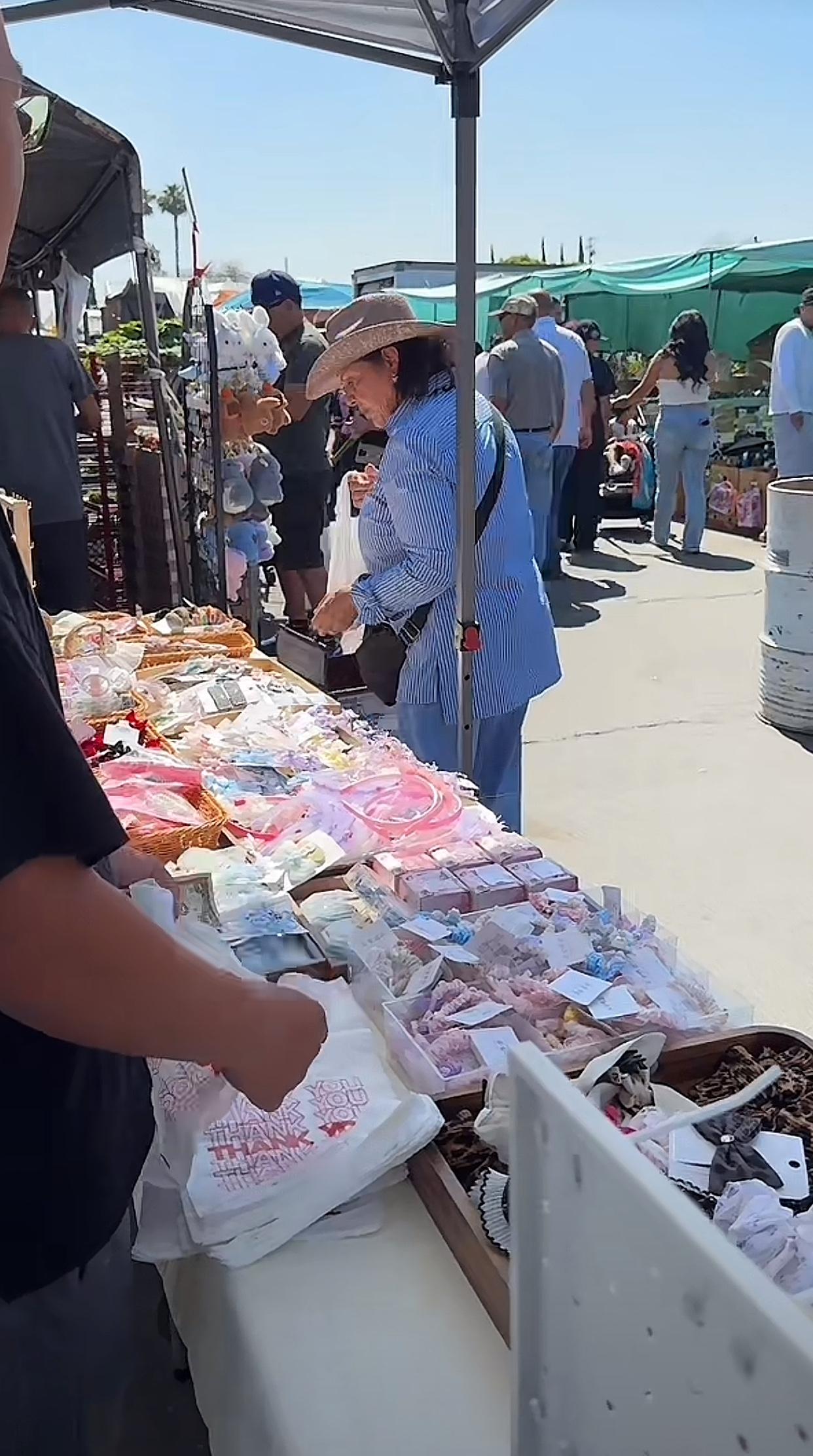 从义乌批发的小商品，发夹、头绳之类的，在美国很受欢迎，自由市场摆摊儿，卖一美元一