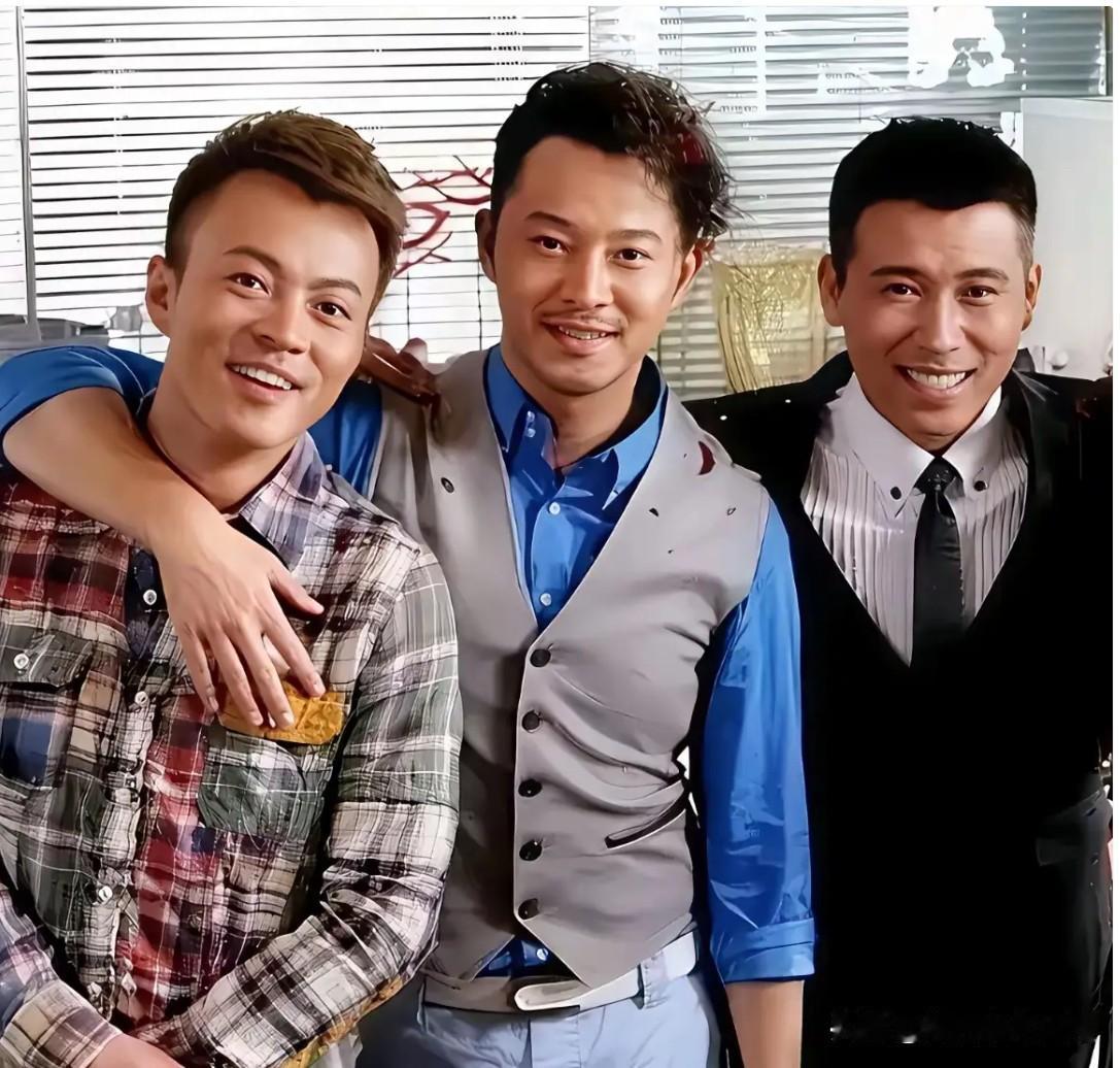 左边林家川，右边是李乃文。中间这位也是观众眼熟的实力派演员，个头较高，头条自然卷