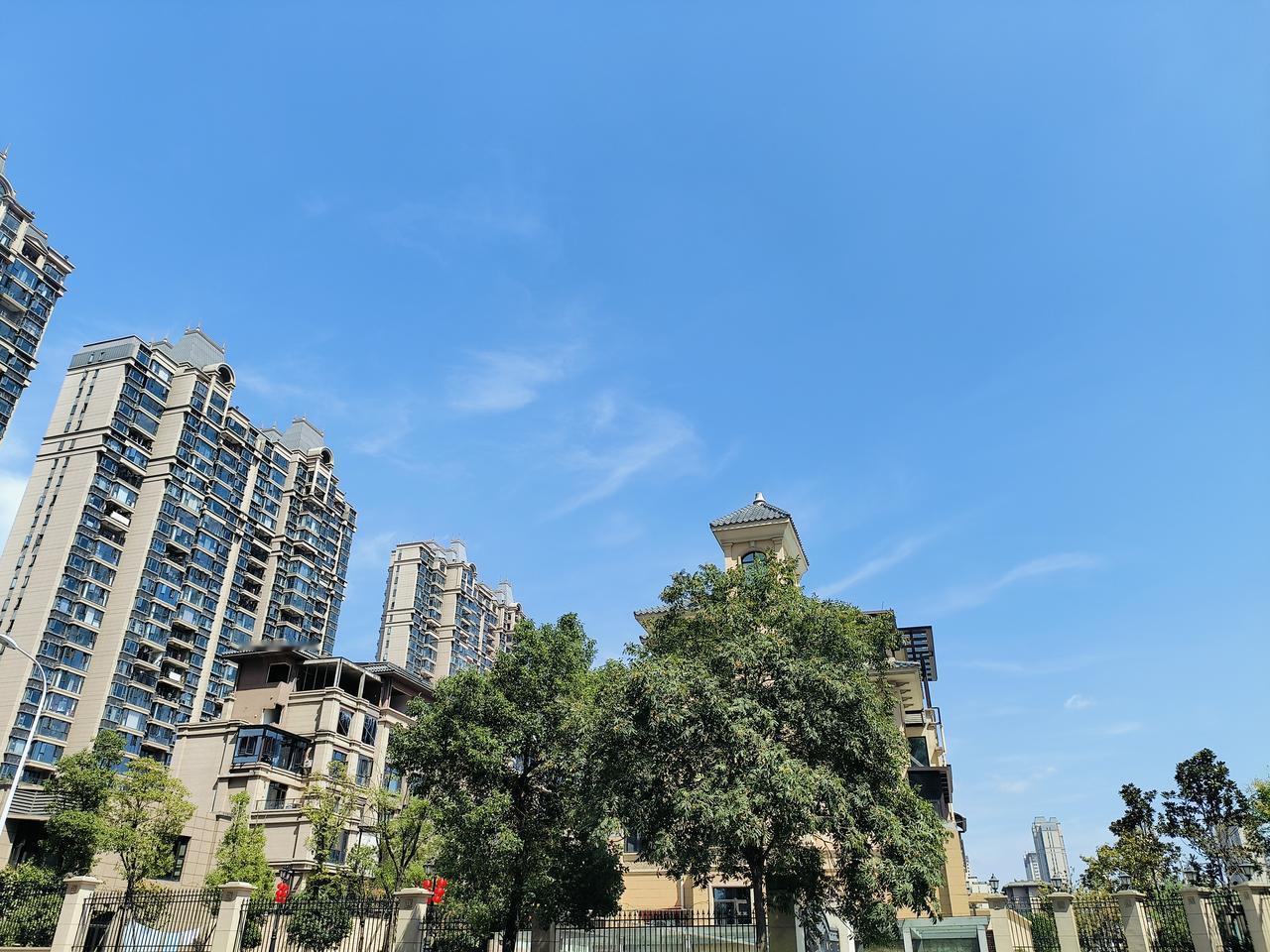 住房公积金是单位与职工共同缴存的长期住房储金，归职工个人所有，在长沙可通过贷款、