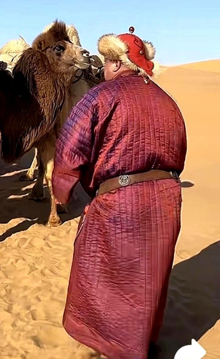 恩克，锡林郭勒的牧民，靠一锅肚包肉冲上热搜。三百斤的块头天天罩着蒙古袍，腰带歪成