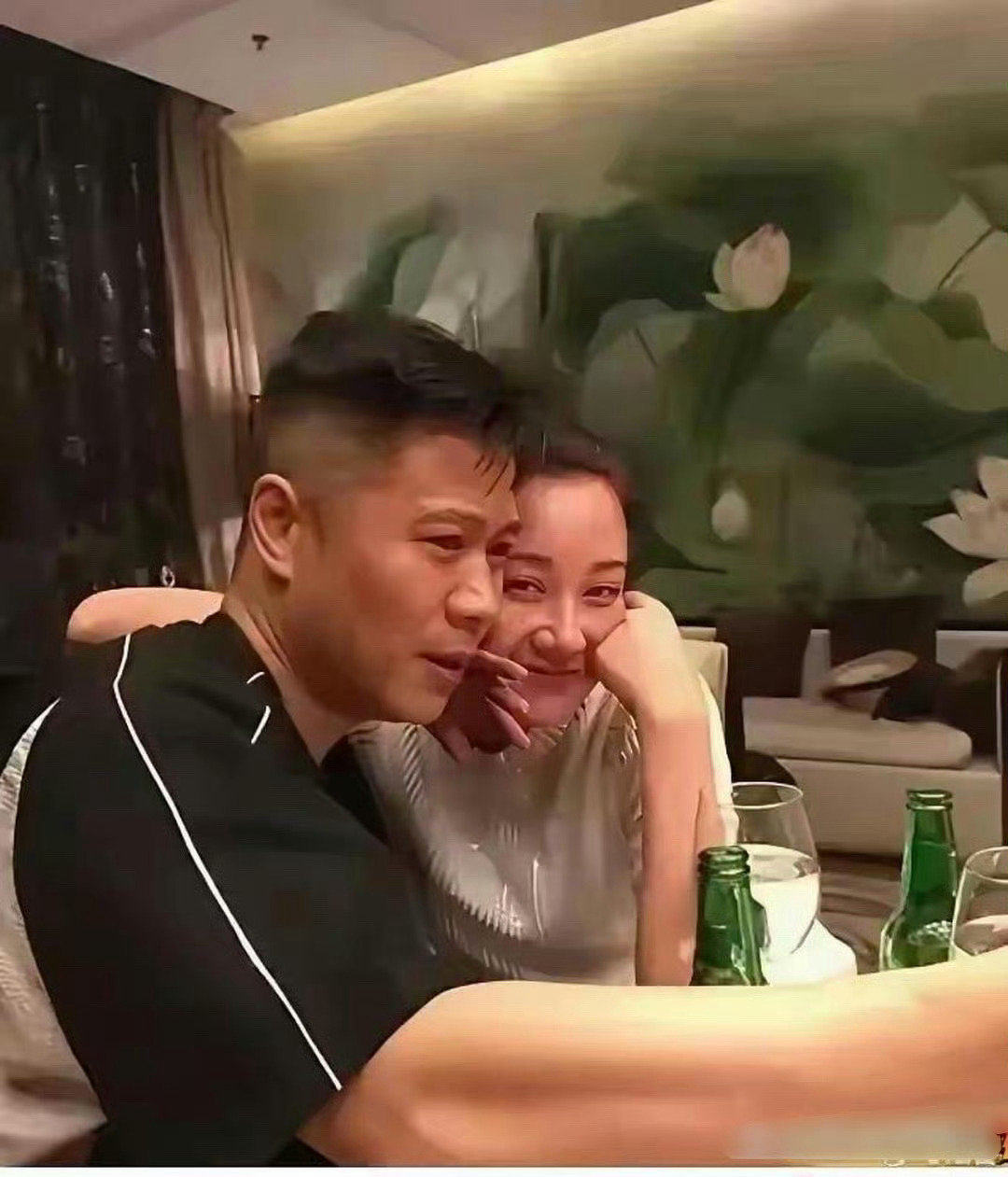 57岁许晴私下聚会也太放得开了！酒喝到脸上身上都“串皮”，跟男性友人搂搂抱抱毫不避讳，双手托腮笑成少