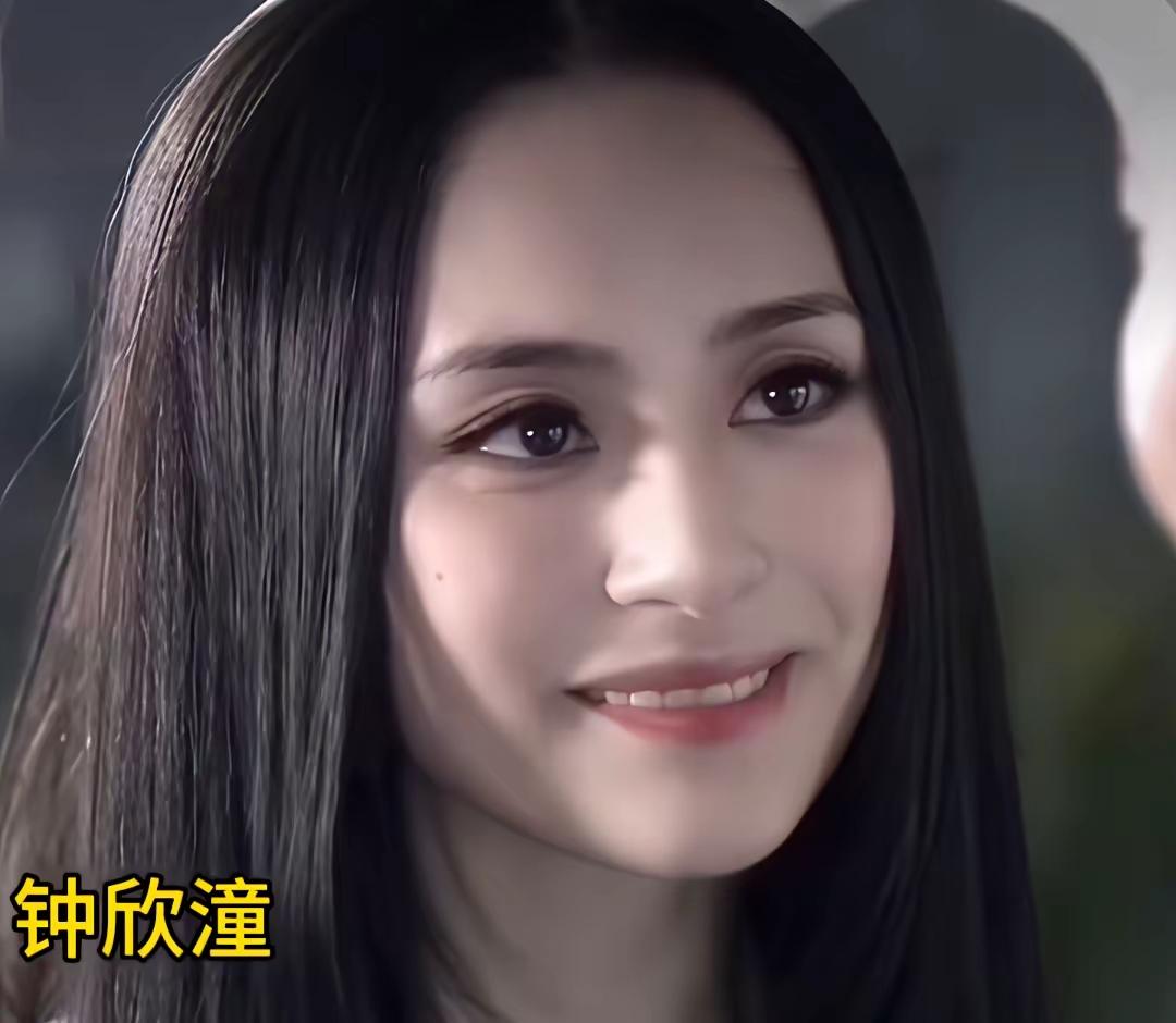 年轻时候的董洁颜值一直被大家封神，但是和真正的美女阿娇比起来，确实还是有差距，董