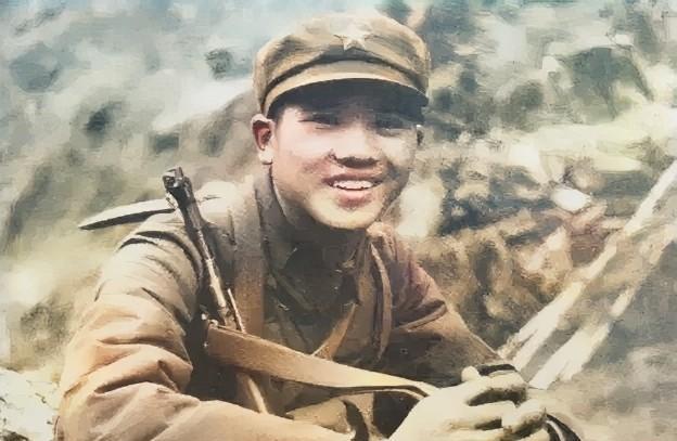 他孤身一人在敌战区与敌人周旋，战绩惊人，他被中央军委授予“战斗英雄”称号，并被追