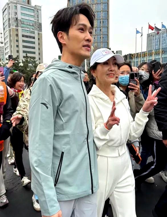 71岁的赵雅芝一把年纪还在直播带货。我好奇她三个儿子是做什么工作的，需要七旬