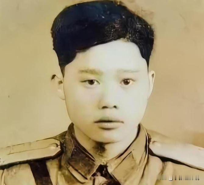 1951年1月28日，志愿军战士潘天炎因为肚子痛去附近的草丛解决，却意外发现阵地
