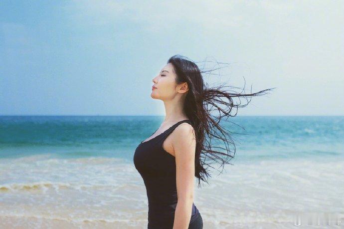徐冬冬订婚啦！她发博说：“婚礼专用饮料，我们椰汁。”笑死。姐这算和椰汁相互成