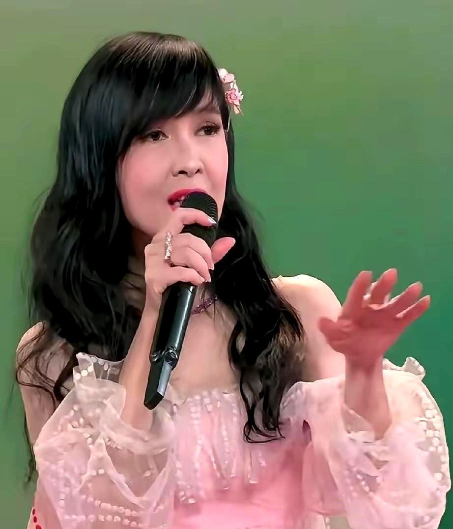 别再吹58岁周慧敏的“不老神颜”了，一张后台生图，把她打回了人间。春晚舞台