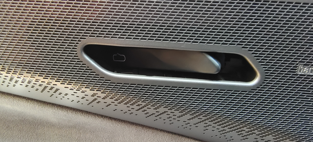 后座开关直接按进去了有人遇到了吗，这玩意怎么回事，同事开门的时候直接按进去了，