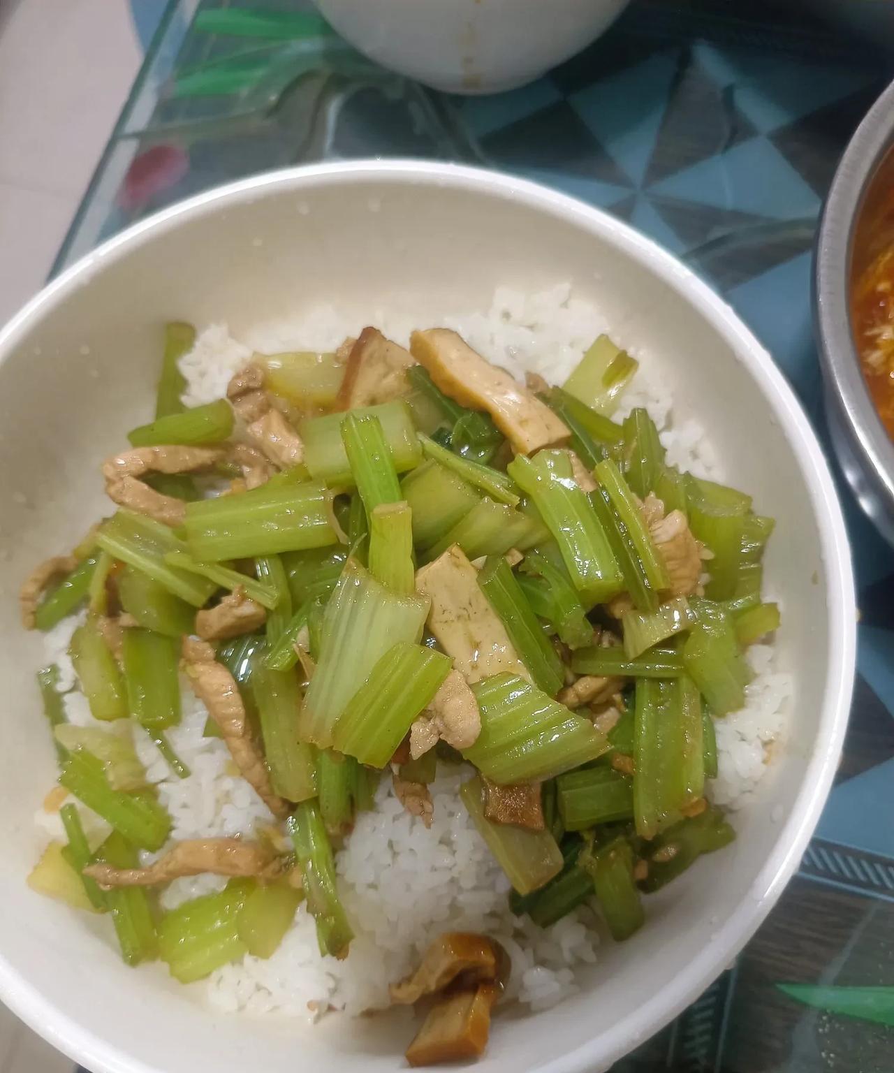 这两天天气比较热，在工地上干了一上午的活，饭就不想吃。今天中午，做饭大姐知道大