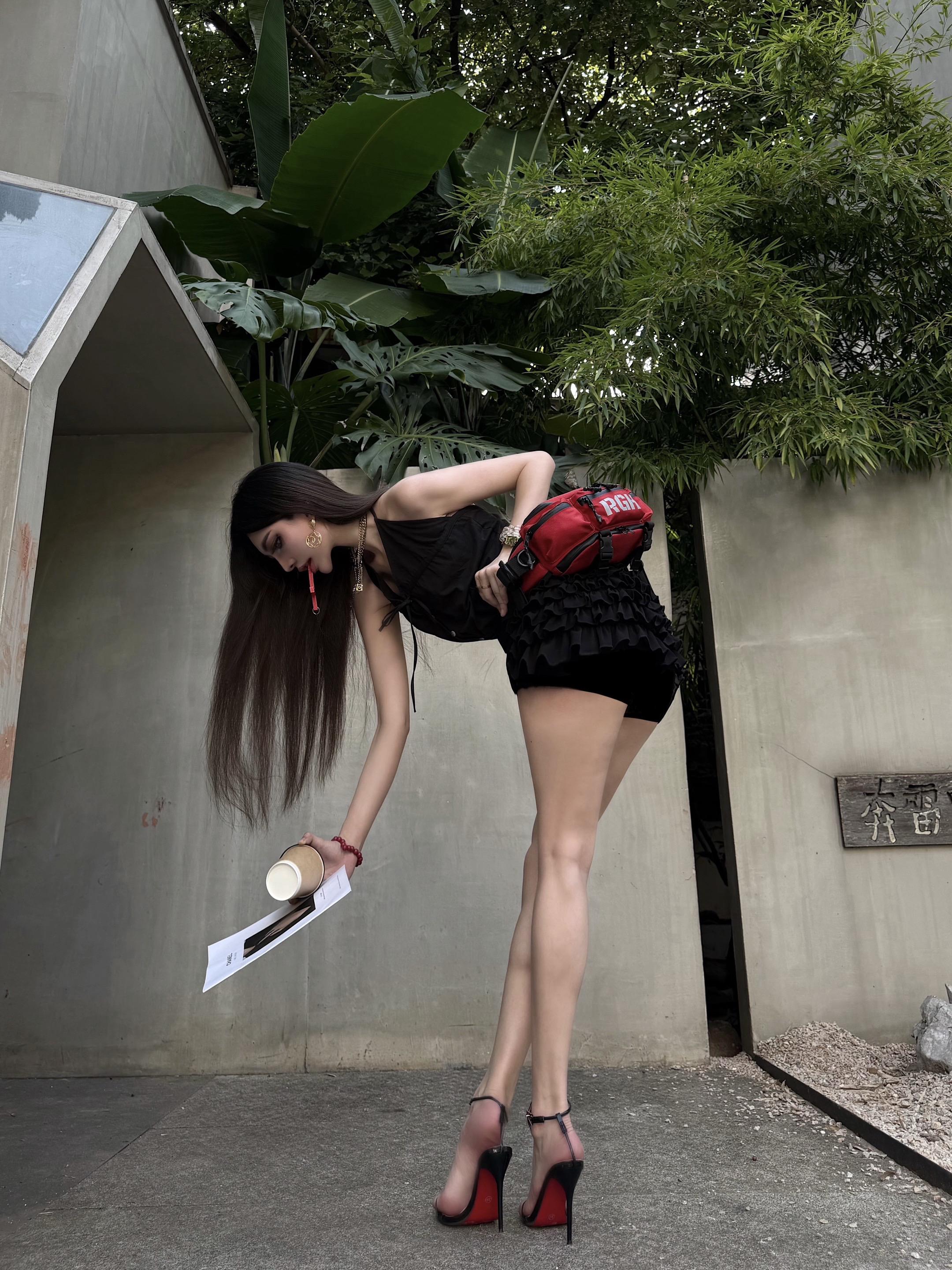红黑御姐。